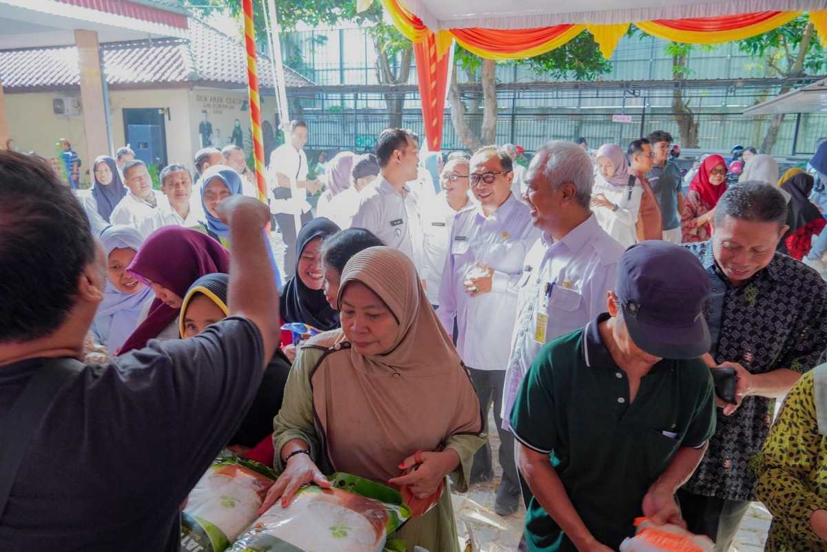Sekda  Gresik, Achmad Washil Miftahul Rachman bersama Kadis Pertanian Eko Anindito Putro saat pembukan GPM di Kelurahan Gulomantung, Kecamatan Kebomas. FOTO: ist.