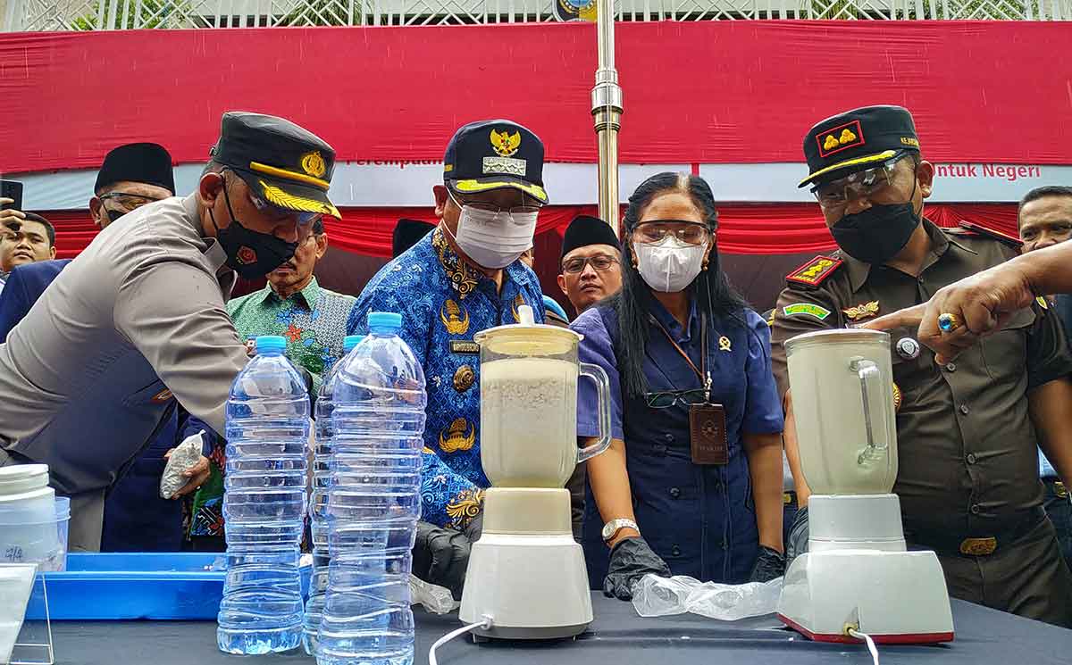 Kegiatan pemusnahan yang dilakukan Polres Tulungagung di halaman kantor bupati setempat, Rabu (28/12/2022)