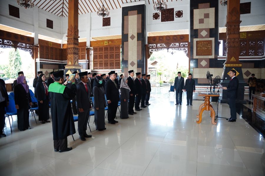 Bupati Tuban, Aditya Halindra Faridzky saat memimpin langsung pelantikan dan pengambilan sumpah/janji pejabat OPD Pemkab Tuban