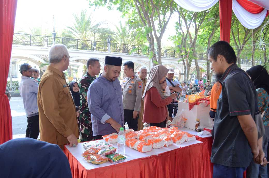 Bupati Gresik Fandi Akhmad Yani didampingi Kadistan Eko Anindito Putro saat meninjau GPM di Pendopo Kabupaten Gresik. Foto: Ist.