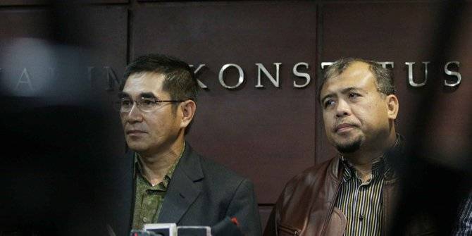 Patrialis Akbar (kanan) bersama Hamdan Zoelva (ketua mahkamah konstitusi. Foto: merdeka.com