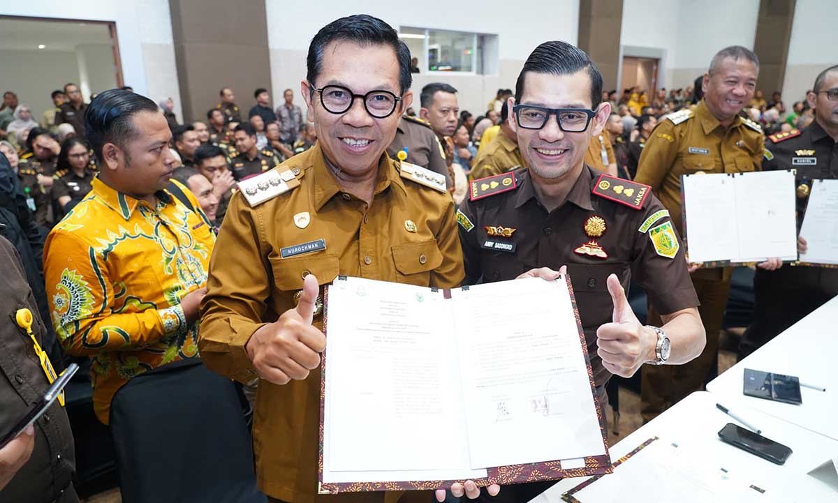 Wali Kota Batu dan Kajari Kota Batu usai menandatangani perjanjian kerja sama.