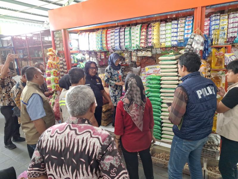 Satgas Pengendalian Harga Beras saat sidak di salah satu pasar tradisional. (Ist).