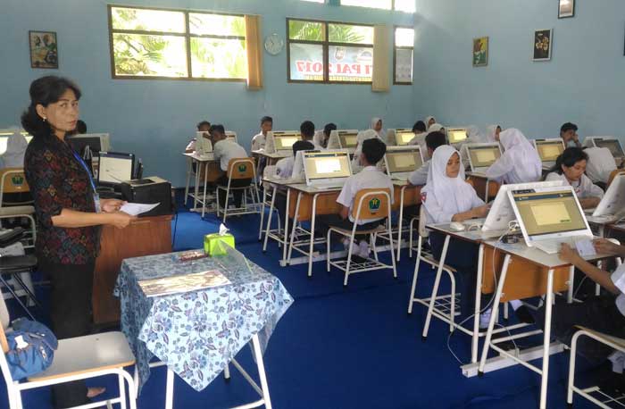 Situasi UNBK di SMPN 6 Malang, Senin (23/04).