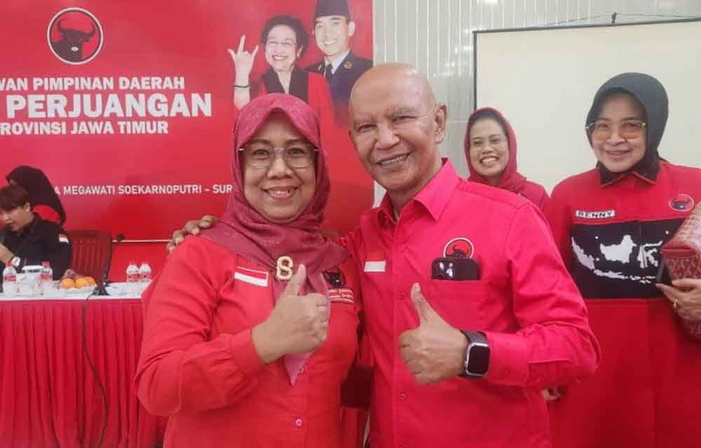 Bendahara DPC PDIP Gresik Siti Muafiyah (kiri) bersama pengurus DPP PDIP, Said Abdullah. Foto: Ist.