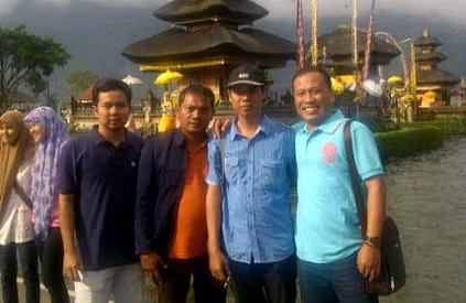 wartawan Lamongan berpose di Bali. foto:ISTIMEWA