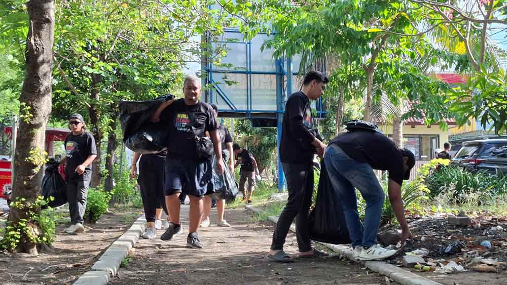 Para OPD dan warga memunguti sampah yang berserakan di pinggir jalan. (Ist)