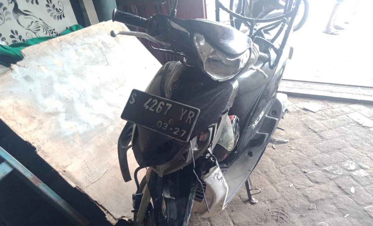 Sepeda motor korban rusak parah di bagian depan.