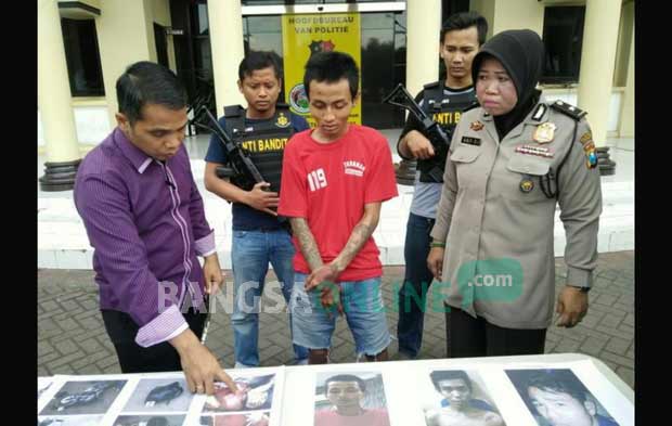 Tersangka saat diamankan di Mapolrestabes Surabaya.