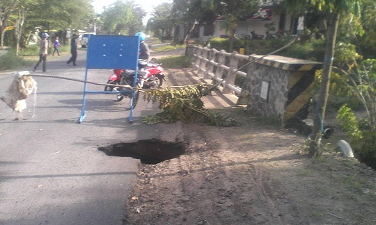 Kondisi jembatan penghubung di Desa Kedungpring, Kecamatan Balongpanggang dengan lubang menganga. foto: syuhud/ BANGSAONLINE