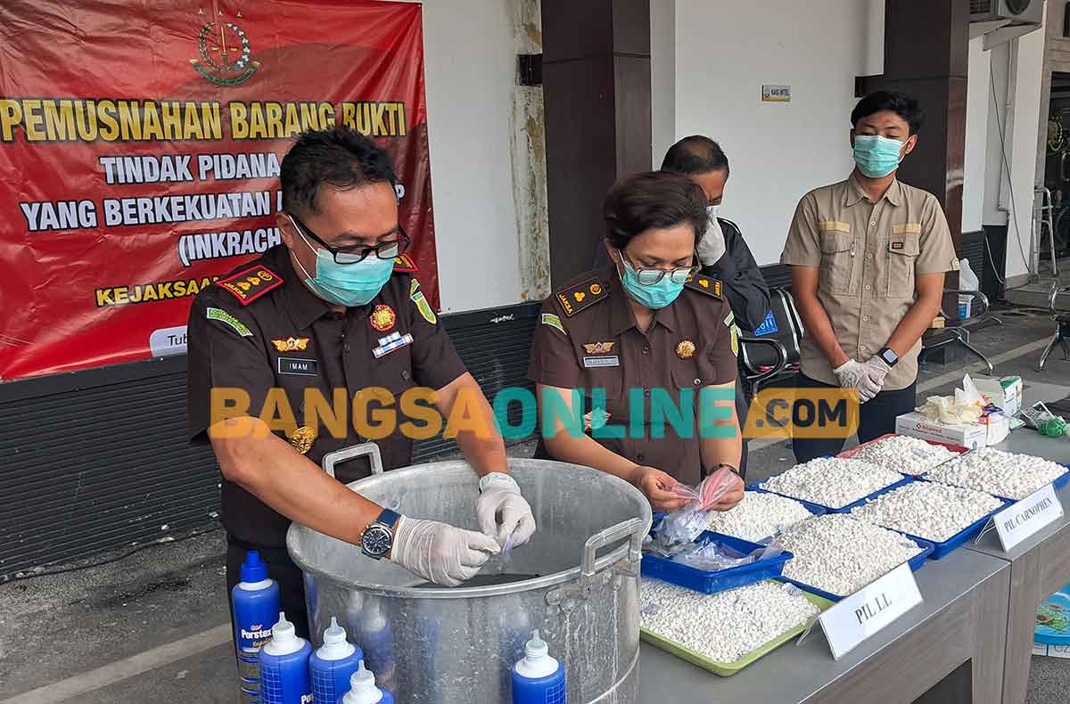 Kejari Tuban saat memusnahkan barang bukti tindak pidana umum. Foto: ACHMAD CHOIRUDIN/BANGSAONLINE