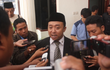 Ketua Panwaskab Tuban, Sullamul Hadi, saat memberikan keterangan usai pelantikan panwascam. (foto: suwandi/BANGSAONLINE)