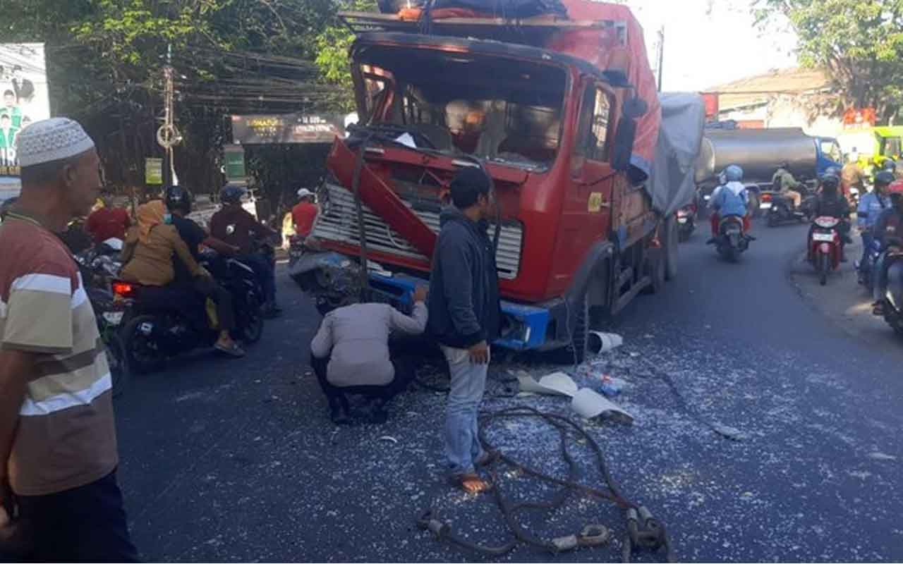 Salah satu truk tronton yang terlibat kecelakaan saat jam larangan operasional di Jalan Raya Cerme Kidul, Gresik. Foto: Ist.