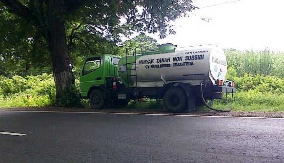 Mobil tangki, dengan selang yang masih terpasang. Foto: rika debi arianti/BangsaOnline.com