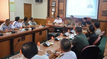 Bupati, Sambari Halim Radianto ketika mendengar paparan  tim wahana tata nugraha hasil penilaian kawasan lalu lintas di Gresik. (syuhud/BANGSAONLINE)