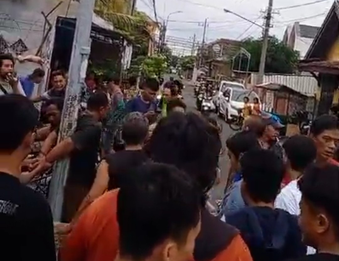 Tangkapan layar video saat pelaku diikat di tiang listrik oleh warga