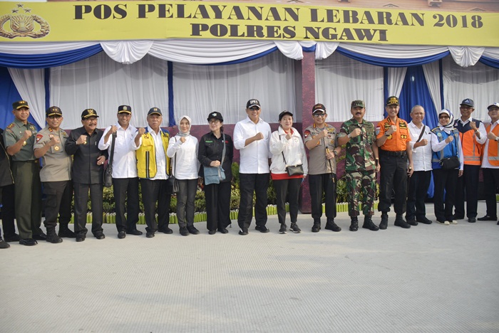 Pakde Karwo saat foto bersama Menko PMK, Kapolri, Panglima TNI, Menteri Perhubungan, Menteri PUPR dan Menteri Kesehatan serta Forkopimda Jatim.