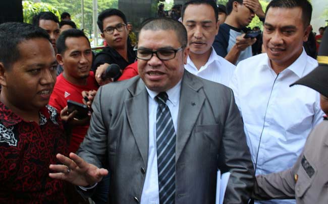 Razman Nasution, pengacara Bupati Rokan Hulu Suparman usai mendampingi kliennya di periksa KPK, Selasa (10/5). foto: rakisa/ BANGSAONLINE 
