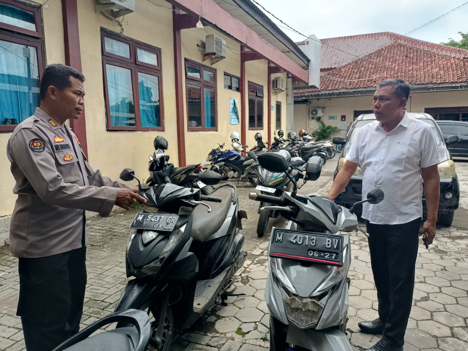Kasi Humas Polres Pamekasan saat menunjukkan barang bukti di Polres Pamekasan