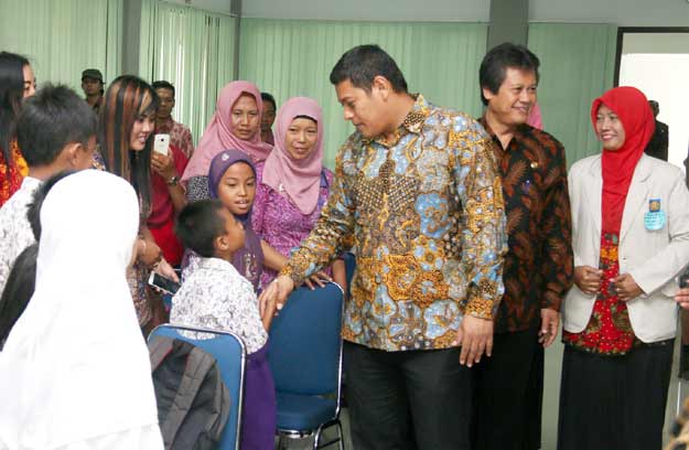 Wali Kota Kediri Abdullah Abu Bakar saat menghadiri seminar kajian tuli dengan tema pendidikan tuli dan kesetaraan hak tuli, di aula Dinas Pendidikan Kota Kediri. foto: ARIF K/ BANGSAONLINE
