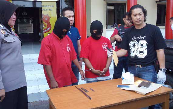 Tersangka didampingi Kasatreskrim Polrestabes Surabaya AKBP Takdir Matanette (kanan). foto: eko/BANGSAONLINE