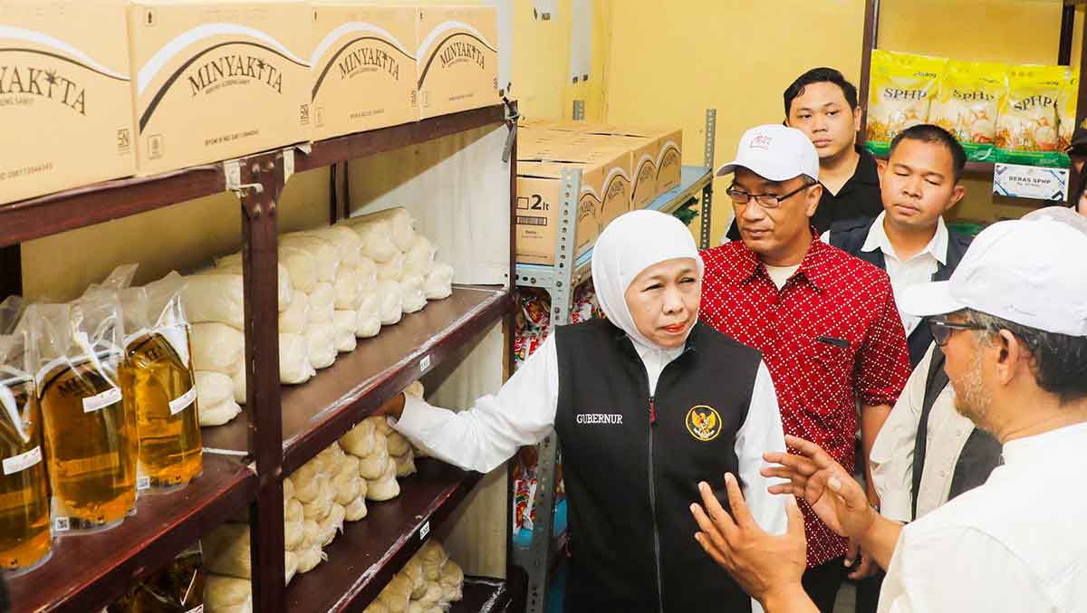 Gubernur Khofifah saat meninjau KMP atau koperasi merah putih di Kota Mojokerto.