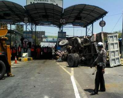 Pintu tiket tempat terjadinya kecelakaan di Suramadu sisi Bangkalan. Tampak truck yang terguling di pintu pembelian tiket. Foto: detik.com