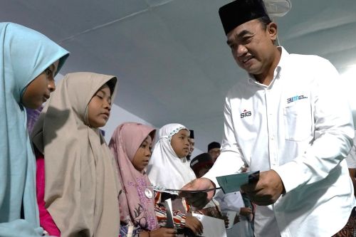 GM of CSR SIG, Edy Saraya menyerahkan santunan untuk yatim di Ponpes Minhaju Al-Ihtida, Situbondo, Jawa Timur. FOTO: ist.