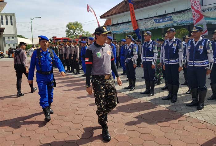 Bupati Pasuruan Irsyad Yusuf saat memantau pasukan dalam Apel Siaga Bencana.