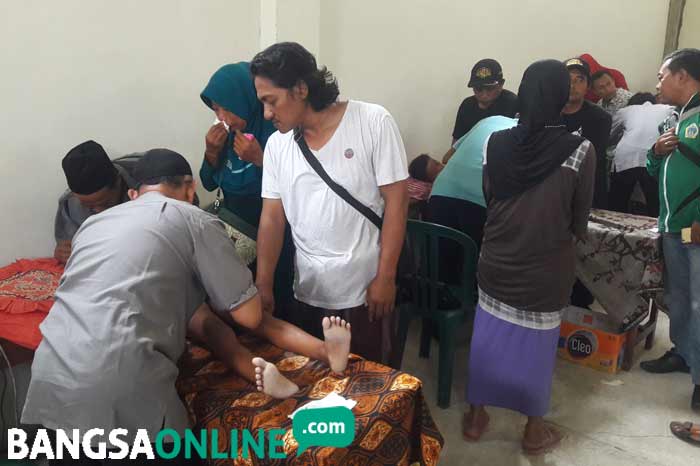 Pengasuh Wong Bodho Pondok Mburi Sukoiri melihat sunatan massal. foto: SYUHUD/ BANGSAONLINE