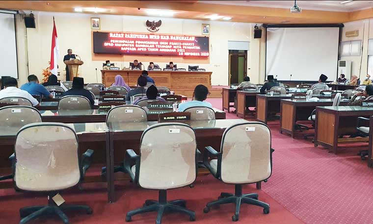 Suasana Paripurna dengan agenda Pemandangan Umum RAPBD TA 2021, Senin (16/11/2020).