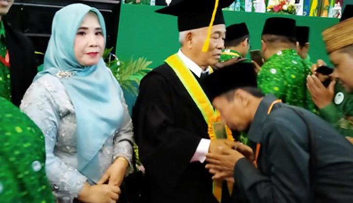 Prof. Dr. KH. Asep Saifuddin Chalim, M.Ag. didampingi istri tercintanya, Nyai Hj. Alif Fadlilah saat menerima ucapan selamat dari para undangan dalam acara pengukuhan sebagai guru besar di Sport Centre UINSA di Jalan A. Yani Surabaya, Sabtu (29/2/2020). foto: M. Mas