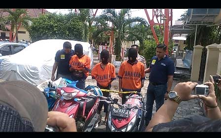 Jaringan penjahat spesialis curas minimarket dibekuk petugas.