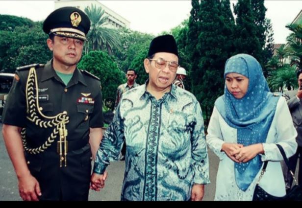 Khofifah Indar Parawansa saat  mendampingi Presiden RI ke-4 KH Abdurrahman Wahid (Gus Dur). Foto: dok.pribadi