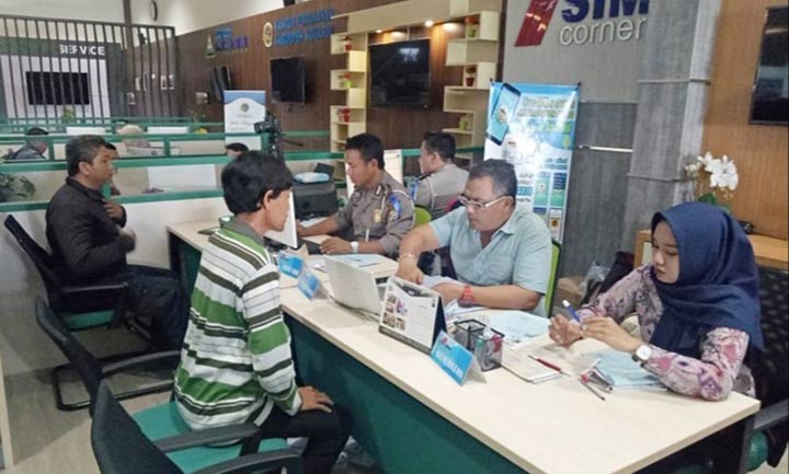 Suasana layanan SIM Polresta Sidoarjo. Sejak beberapa waktu lalu pengurusan SIM di Sidoarjo bisa lewat aplikasi android bernama e-SIM.