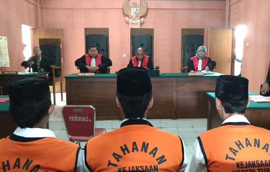 Ketiga pelaku saat menjalani sidang dengan agenda tuntutan.