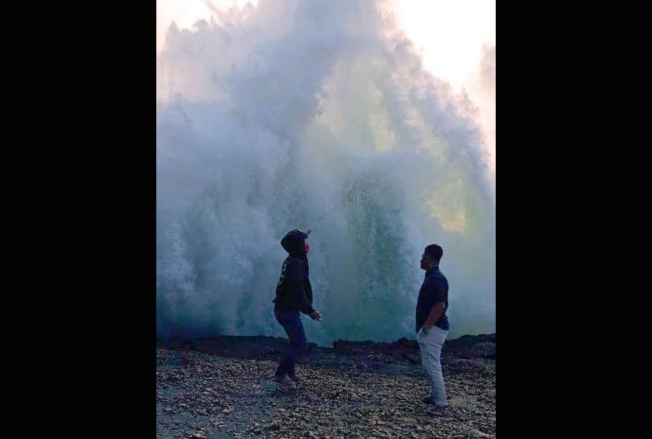 Tangkapan kamera detik-detik saat dua wisatawan sebelum tergulung ombak di Pantai Serang Desa Serang Kecamatan Panggungrejo Kabupaten Blitar, Rabu (9/9/2020). foto: ist/ bangsaonline.com