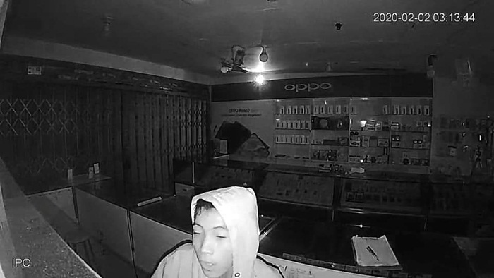 Seperti ini wajah pembobol konter HP di Sukodono SIdoarjo yang tertangkap CCTV.