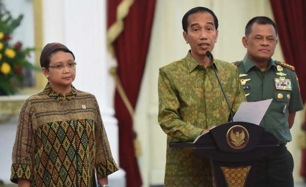 Presiden Joko Widodo didampingi Menlu Retno Marsudi, dan Panglima TNI Jenderal Gatot Nurmantyo memberikan keterangan pers.