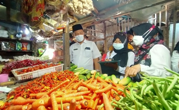 Satgas Pangan Kabupaten Pasuruan saat sidak di sejumlah pasar.