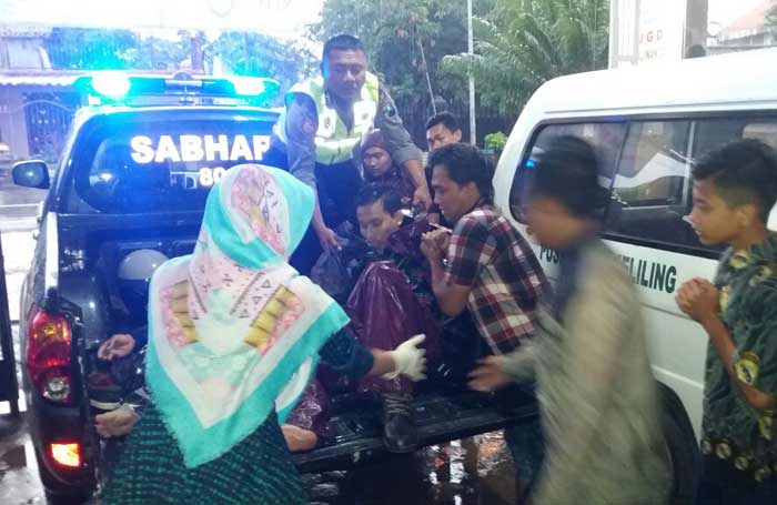 Salah satu korban pengendara motor saat hendak dibawa ke Puskesmas.