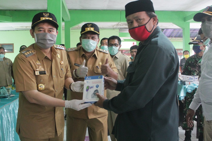 Bupati Nganjuk Novi Rahman Hidayat dan Wabup Marhaen Jumadi membagikan thermo gun ke kades saat pantau posko Covid-19 di tiga kecamatan. foto: BAMBANG/ BANGSAONLINE