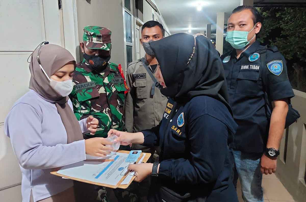 Petugas BNNK Tuban saat mengumpulkan sampel tes urin penghuni kos di wilayah industri.
