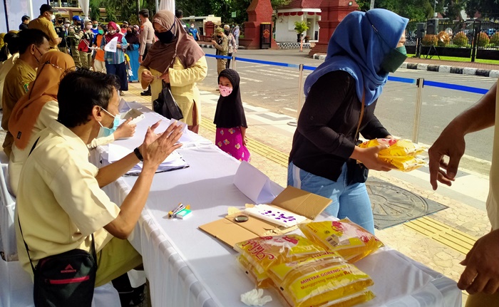 Operasi pasar minyak goreng di halaman parkir timur Alun-Alun Trenggalek.