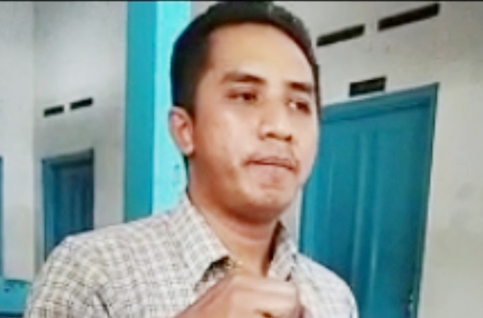 Sekretaris DPD Perindo Nganjuk saat menunjukkan surat pengunduran Erni yang ditandatangani mantan ketua DPD Perindo Nganjuk. foto: BAMBANG DWI JULIANTO/ BANGSAONLINE