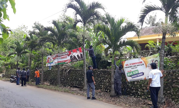 Bawaslu Kabupaten Blitar tertibkan APK yang terpasang di tempat terlarang. (foto: ist)