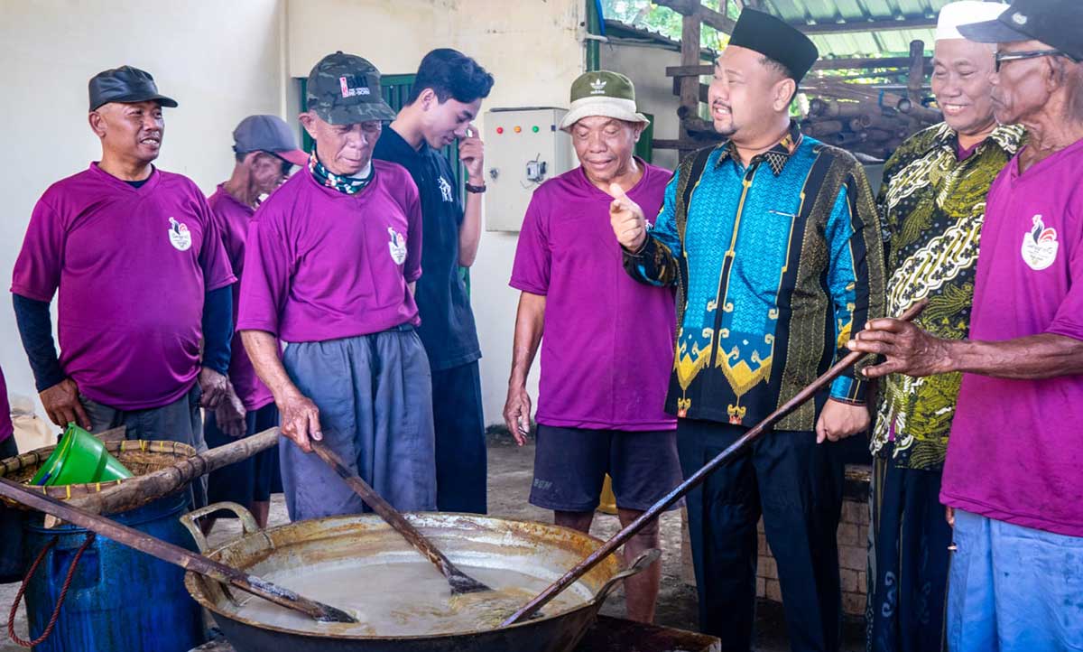 Bupati Gresik ketika menyaksikan pembuatan kolak ayam di Masjid Jami’ Sunan Dalem, Desa Gumeno, Kecamatan Manyar. Foto: Ist