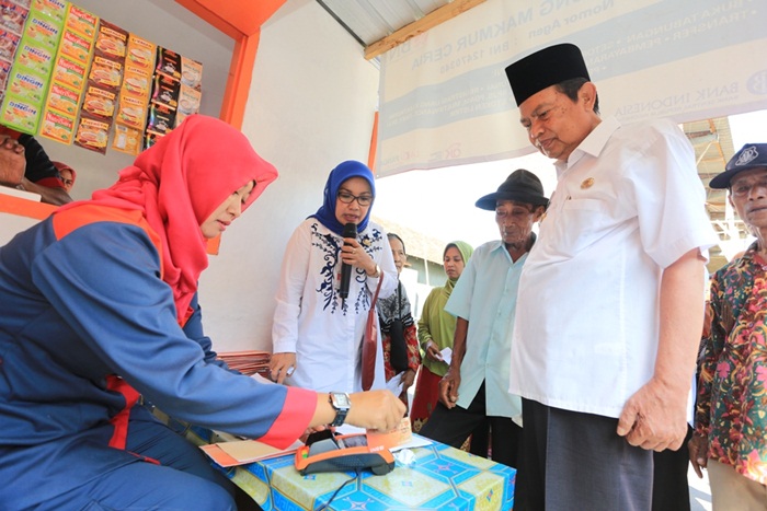 Wali Kota Masud Yunus ketika melihat penyaluran BPNT.