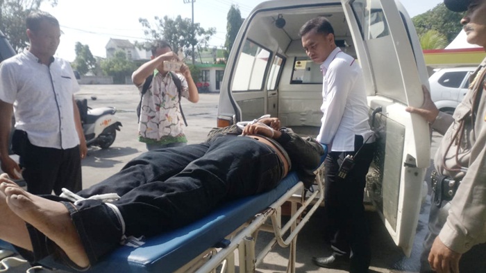Jenazah korban saat dievakuasi petugas.