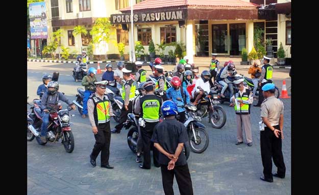 Ops Patuh Semeru yang digelar di Mapolres pasuruan, Senen (22/05/2017) sore tadi. Dalam 14 hari, 4908 pelangar disidangkan. foto: ANDY F/ BANGSAONLINE